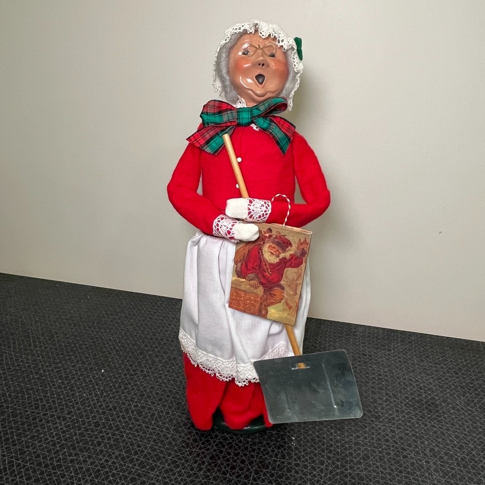 Byers Choice Caroler Mrs Claus, Snow Shovel, Gift Bag, New, Eye Glasses, Apron